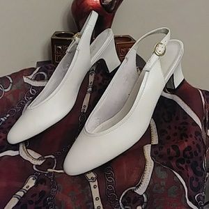 9·2·5 So Soft Cream Slingbacks Sz 8